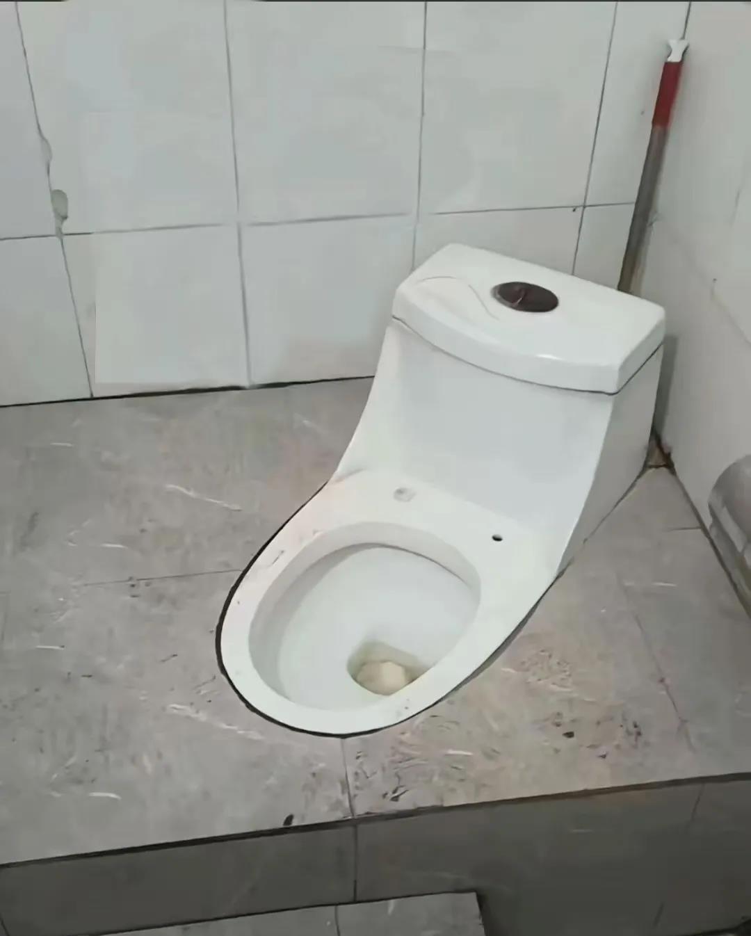 这是什么原因，要把好好的马桶装修成这样，有懂的吗？
