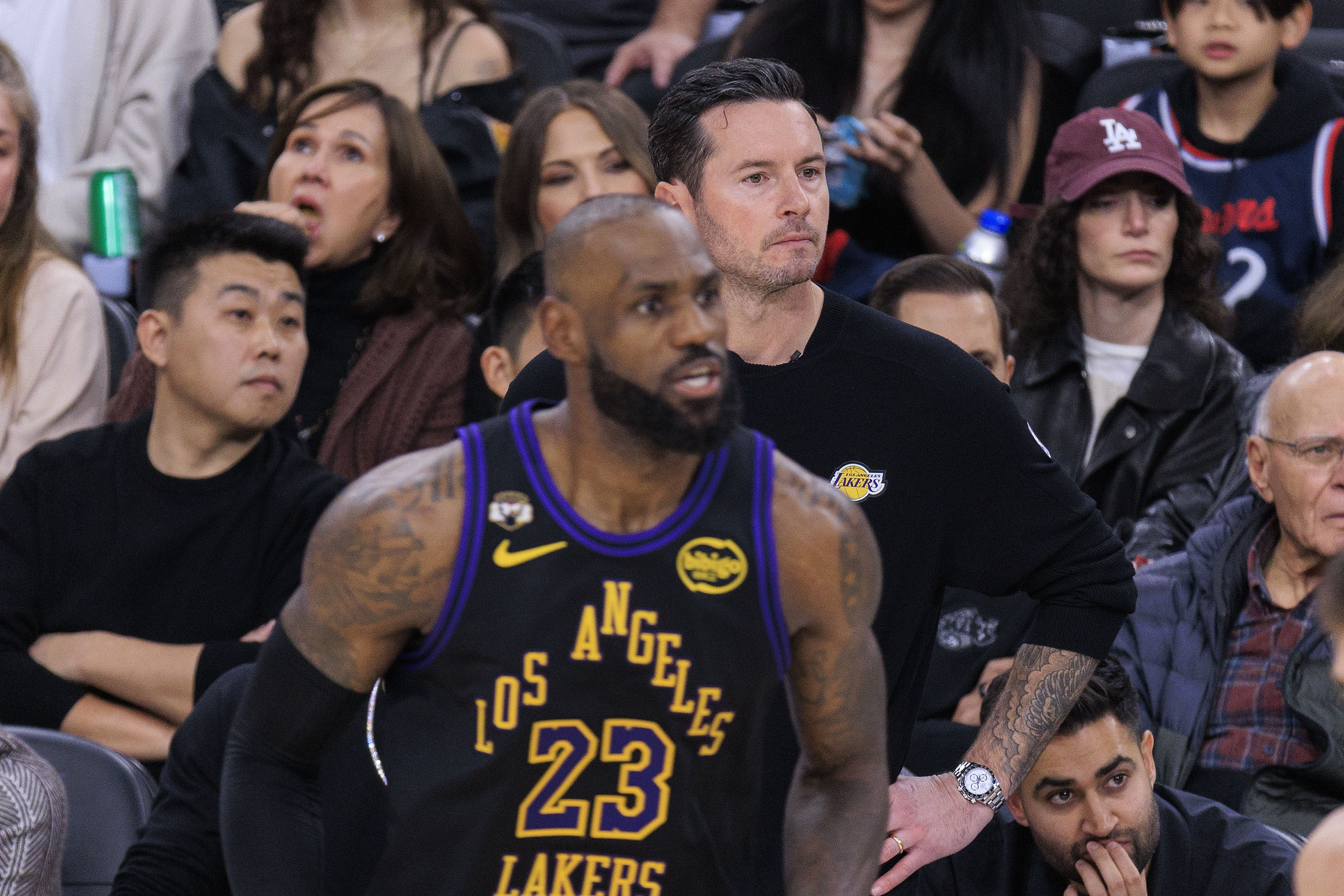 本场比赛，湖人球星詹姆斯上场33分钟，12投8中得到21分7篮板7助攻2盖帽，正