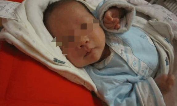 3个月婴儿不哭闹, 背后却有针眼, 宝妈知道原因, 差点打死保姆