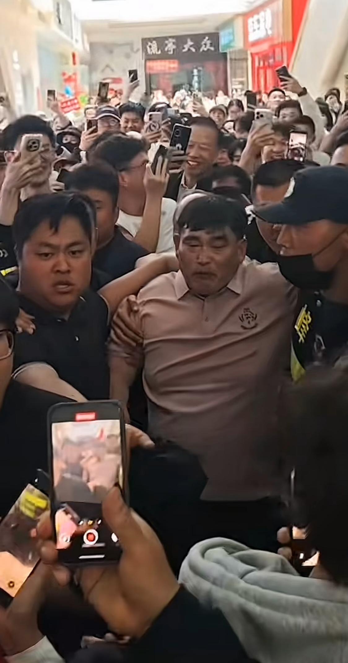 天啊，大衣哥人气也太顶了！5月1日，大衣哥朱之文现身青岛城阳宝
