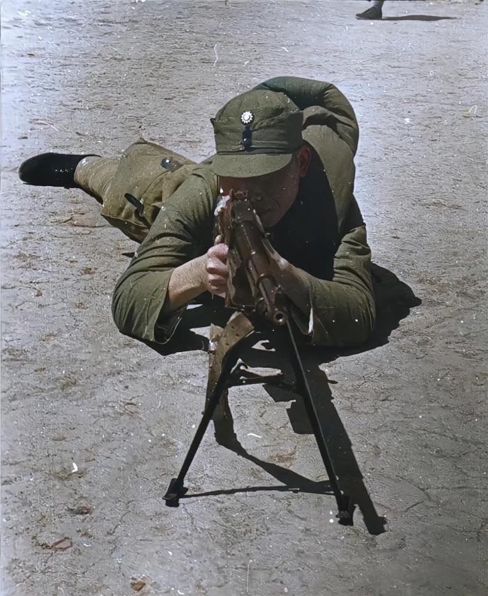 1938年，台儿庄战役期间，国军士兵正在操练，该枪械型号是？看着像是步枪，怎