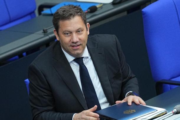 德国财长拜尔说了两句狠话，第一句是“我们不要中国垃圾！”第二句是：“德国决不当傻