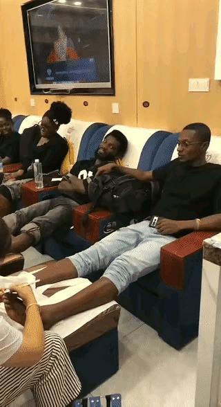 一家足浴店，一下涌进十几个黑人把老板吓一大跳，以为遇到找麻烦的了都差点想拉闸关门