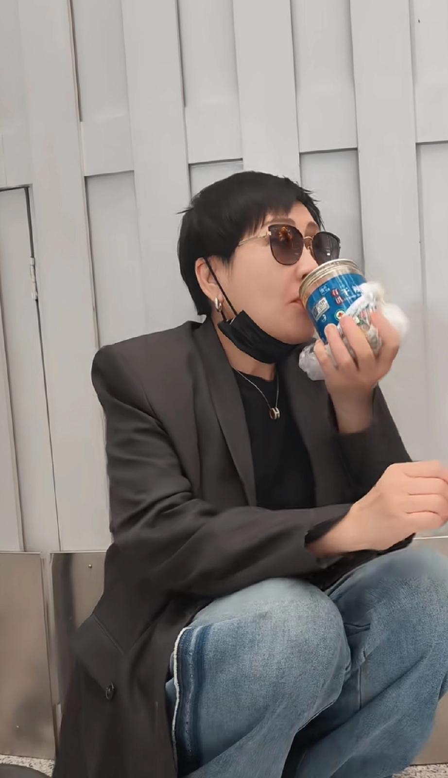 张凯丽这人还真是接地气，穿得板板正正，戴着墨镜蹲机场角落在吃东西，她称前几天朋友