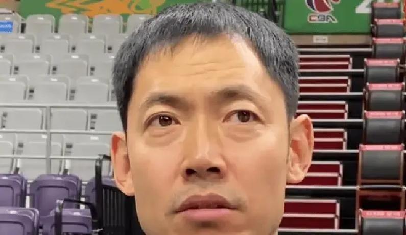 张庆鹏赛前笑着对记者说：“我登场，李晓旭也得登场。”这句调侃藏着CBA最动