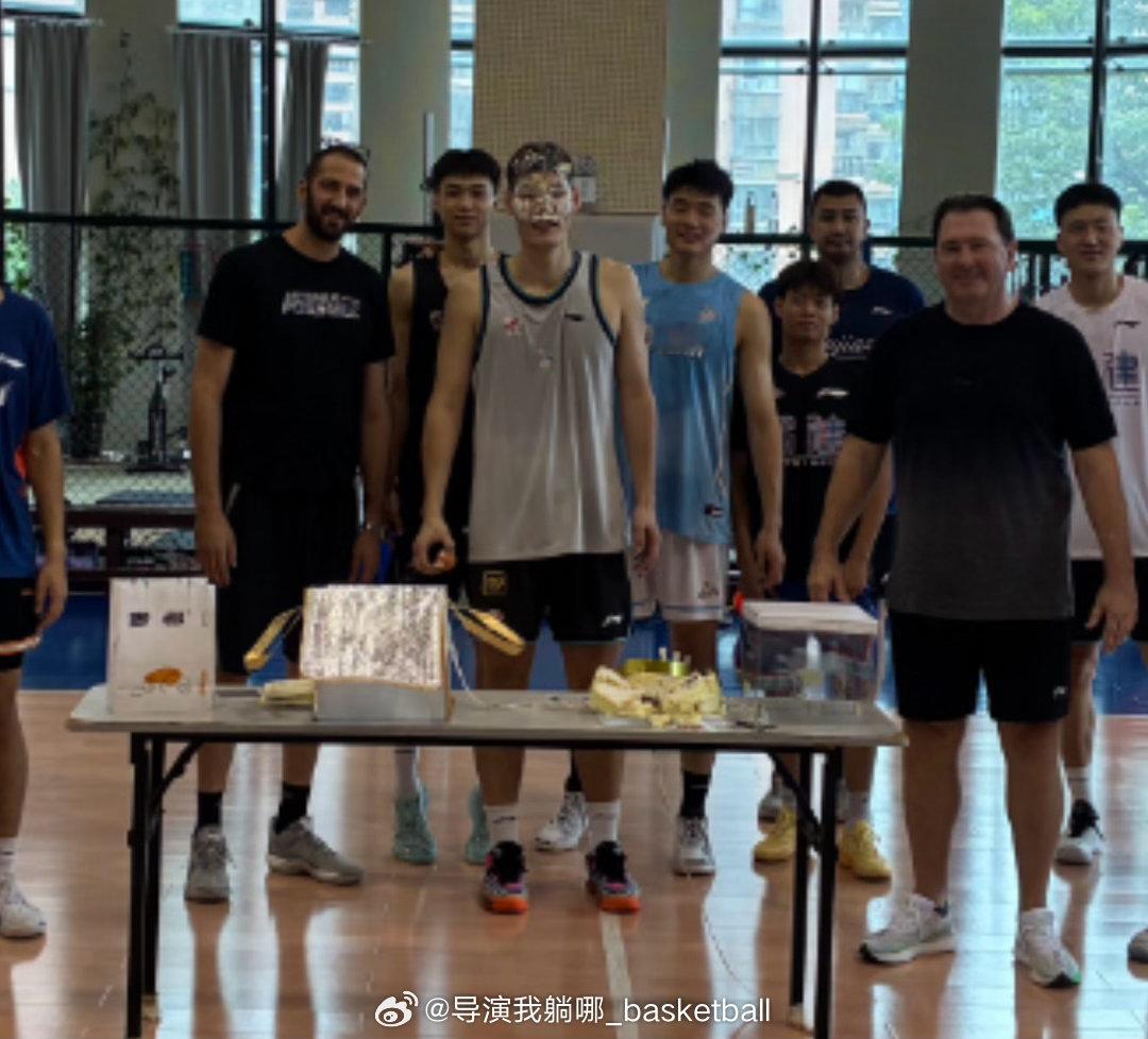 福建男篮官宣后悔了，他们在今天发布了全队给球队年轻内线刘李过生日的图片，而在上周