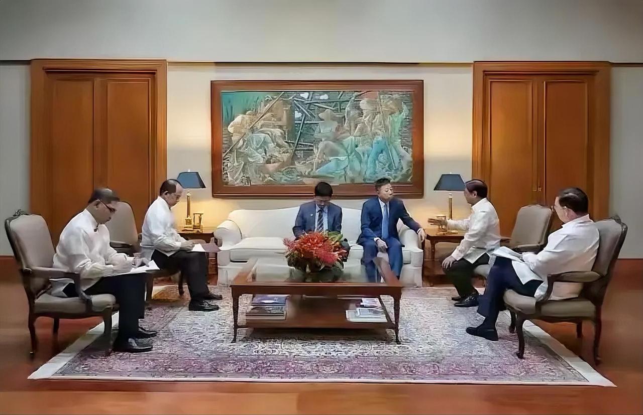 这是小马科斯在菲方船只冲撞袭扰中方执法人员后，召见井泉大使的照片。让我惊讶的，不