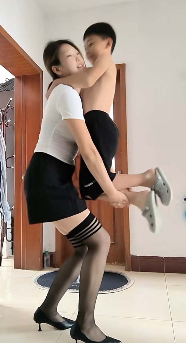 孩子长大了，已经快抱不动了