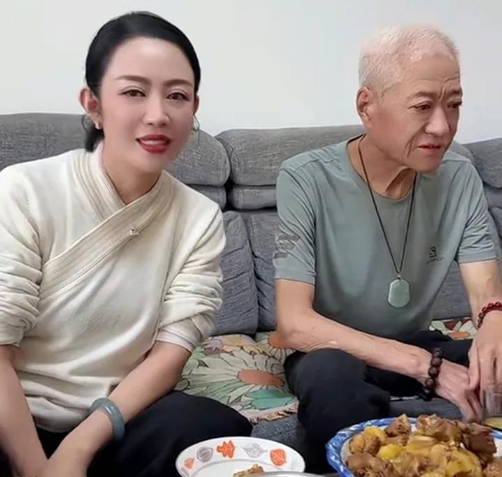 不要再说温美玲割过双眼皮了，原装的没动过，与父亲的眼睛一模一样，他们都是天生的欧