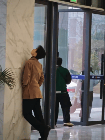 哈哈哈哈哈敖瑞鹏也是不容易啊，累了想要拉伸一下脖子，但不曾想到还被人看到了，立马