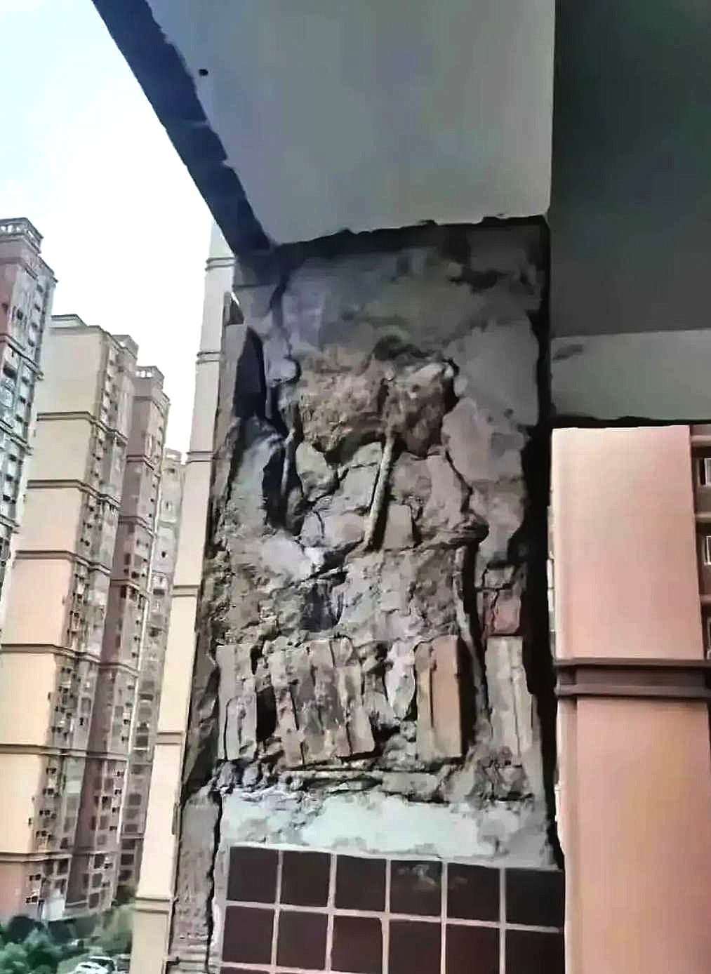当瓷砖掉落的那一瞬间，开发商遮都遮不住的丑