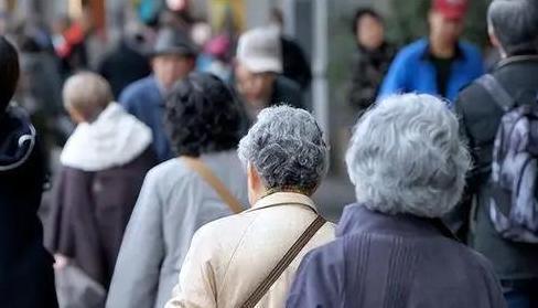 据报道，中国正迎来历史上规模最大的“退休潮”，目前全国约有1.47亿退休人员。其