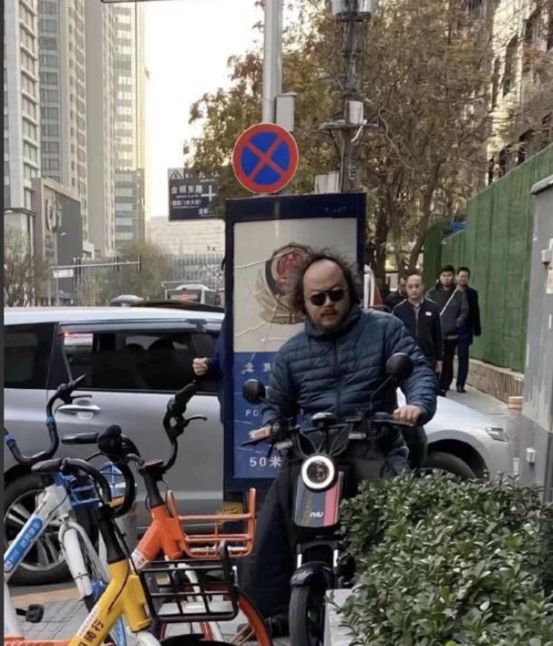 56岁窦唯现状：定居阿那亚多年，骑电动车，买菜砍价，生活很惬意。很难把这个在菜摊