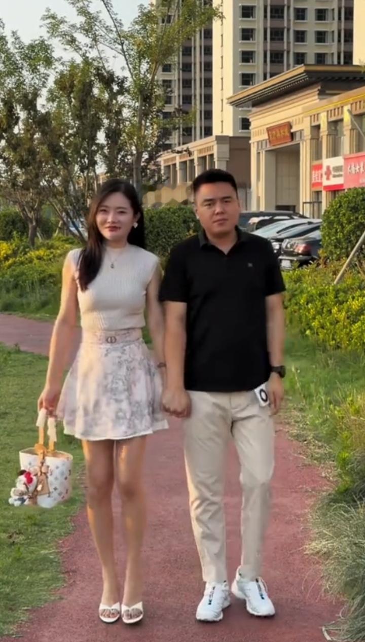 现在男人真有意思，拍张照片像上战场一样！