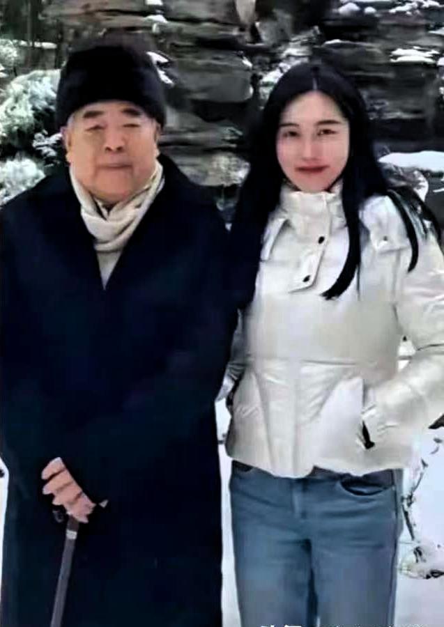 要不是亲自去查，我是打死也不敢相信，87岁的范曾，竟然还是37岁徐萌的第一