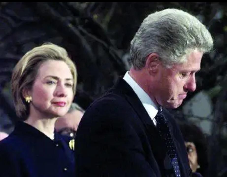 男人至死是少年。克林顿在希拉里面前像一个叛逆的少年。或许希拉里的御姐气场太强