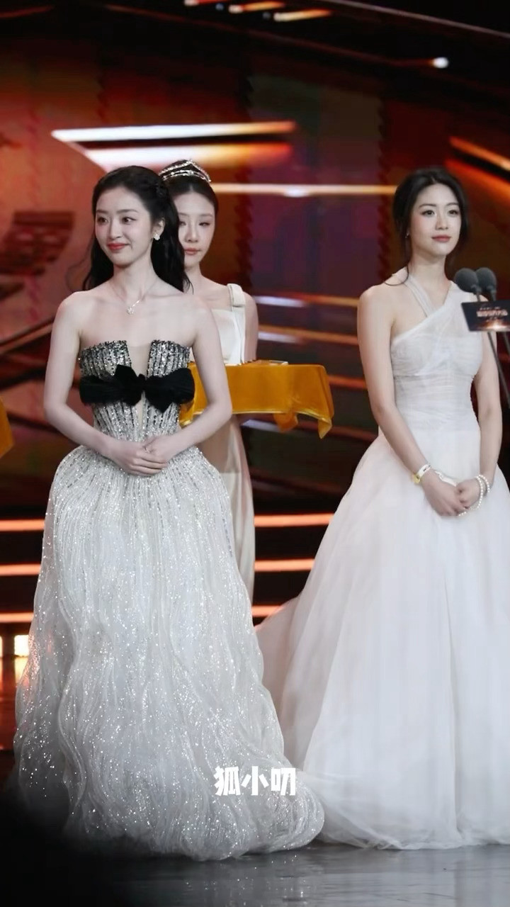 邓恩熙向涵之同台领奖​​​