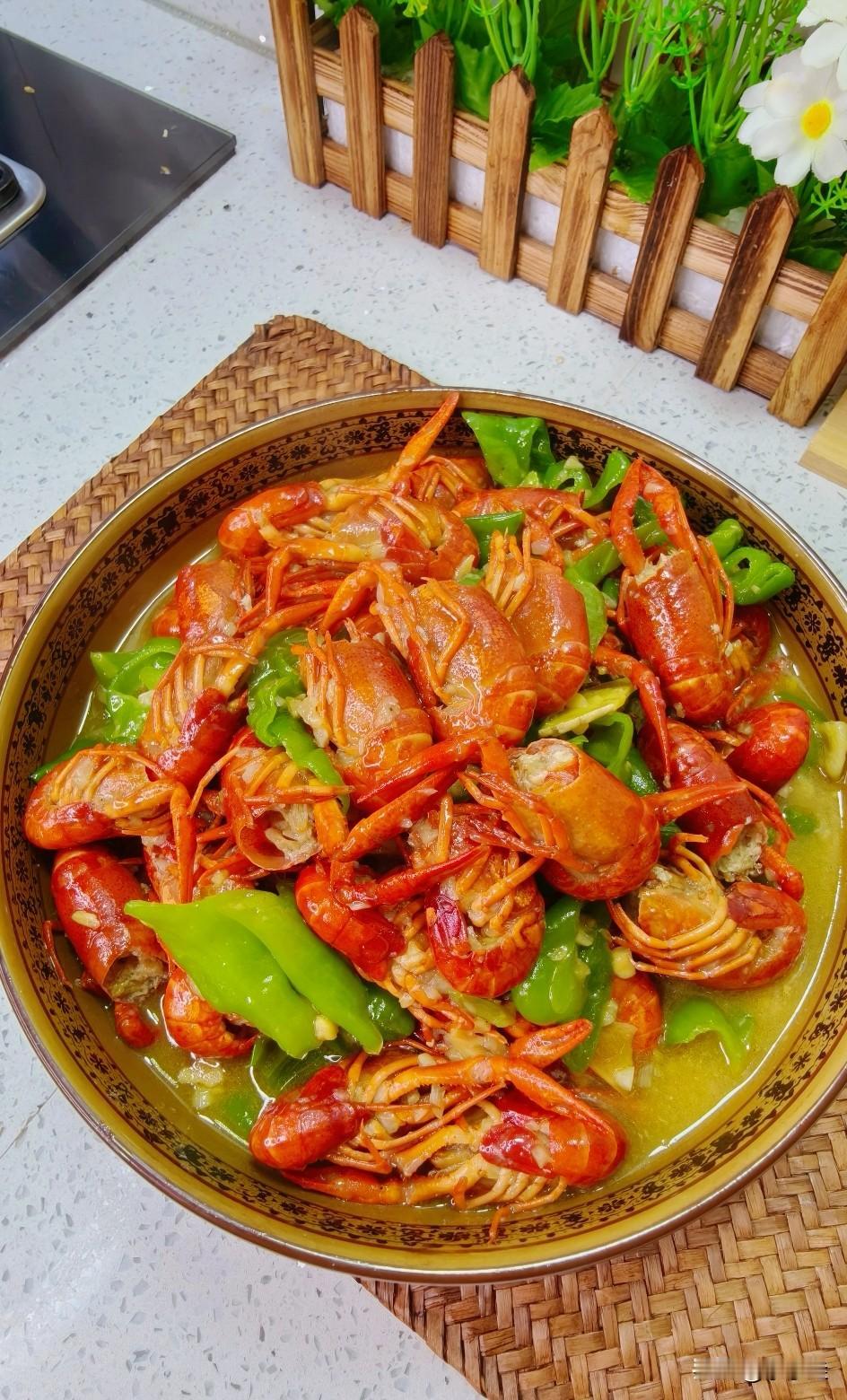 路边摊油爆蒜蓉小龙虾为啥那么香？秘密根本不在蒜，全在这4步！每次路过夜市摊