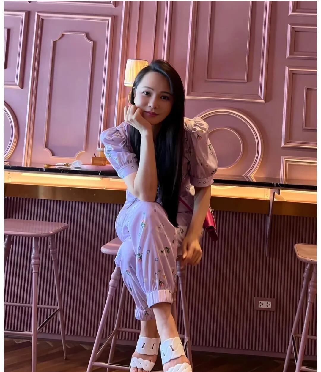 就喜欢这种脚丫子干净的女明星，不涂那些怪怪的指甲油，其实伊能静脸蛋长得挺精致的，