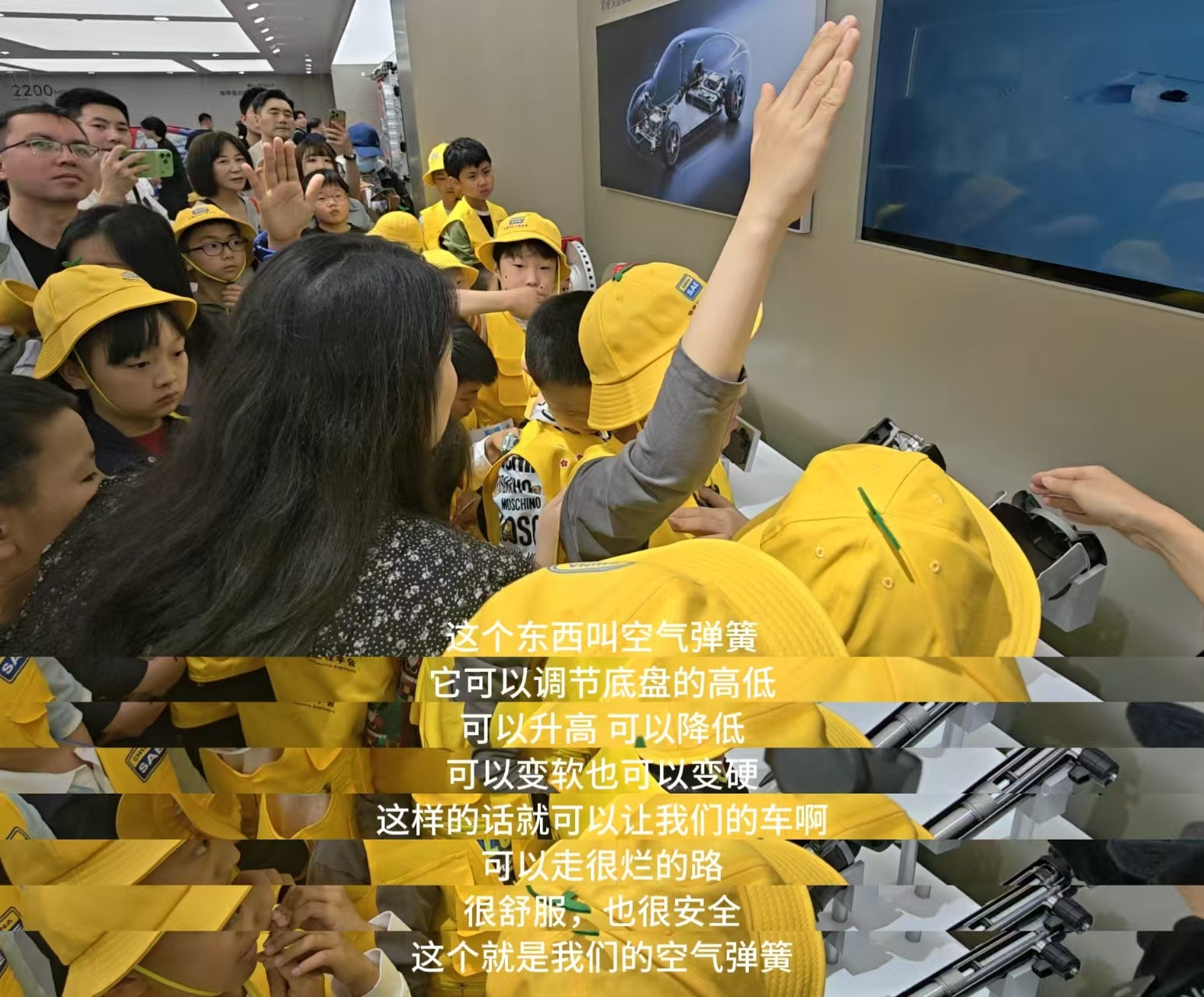 小米展位成小学生研学现场北京车展的小米展台，这回属实是出圈了。现场一群小学生组团