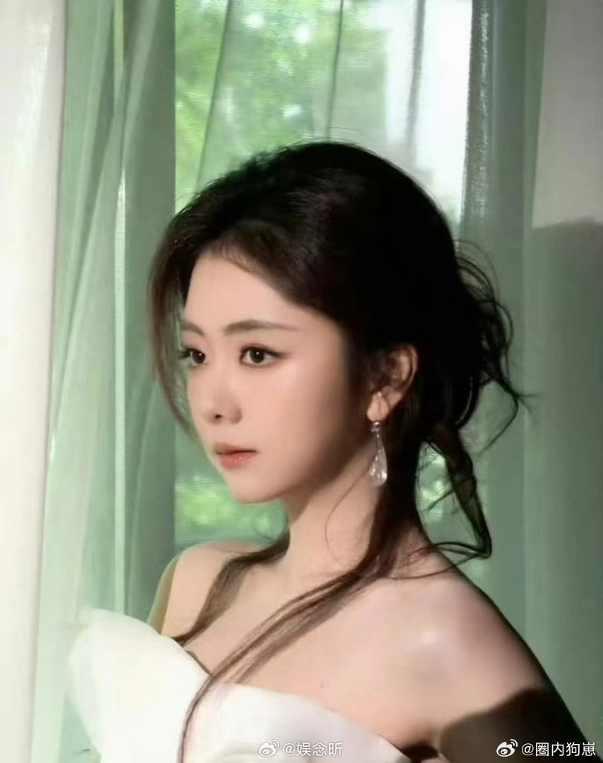 谭松韵今天是千金大小姐一袭精致造型氛围感拉满，温婉优雅自带贵气韵味，眉眼灵动气