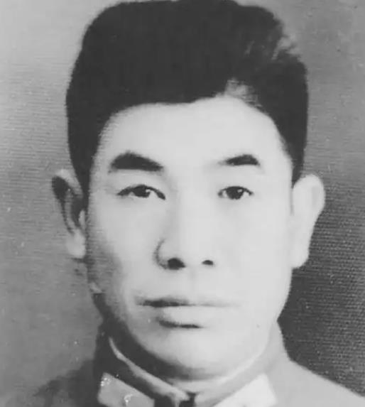 1949年，国军军长高吉人重伤被俘，住院时，他遇到了部下，悄悄对他说：“粪坑水位