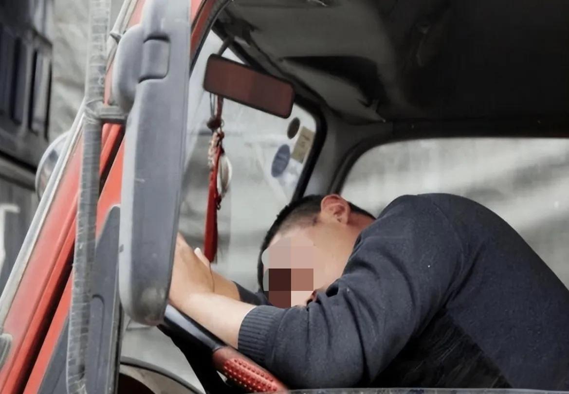 四川眉山揪心悲剧！司机连熬2天2夜送货，凌晨到家倒在院坝猝死，工伤认定一波三折，