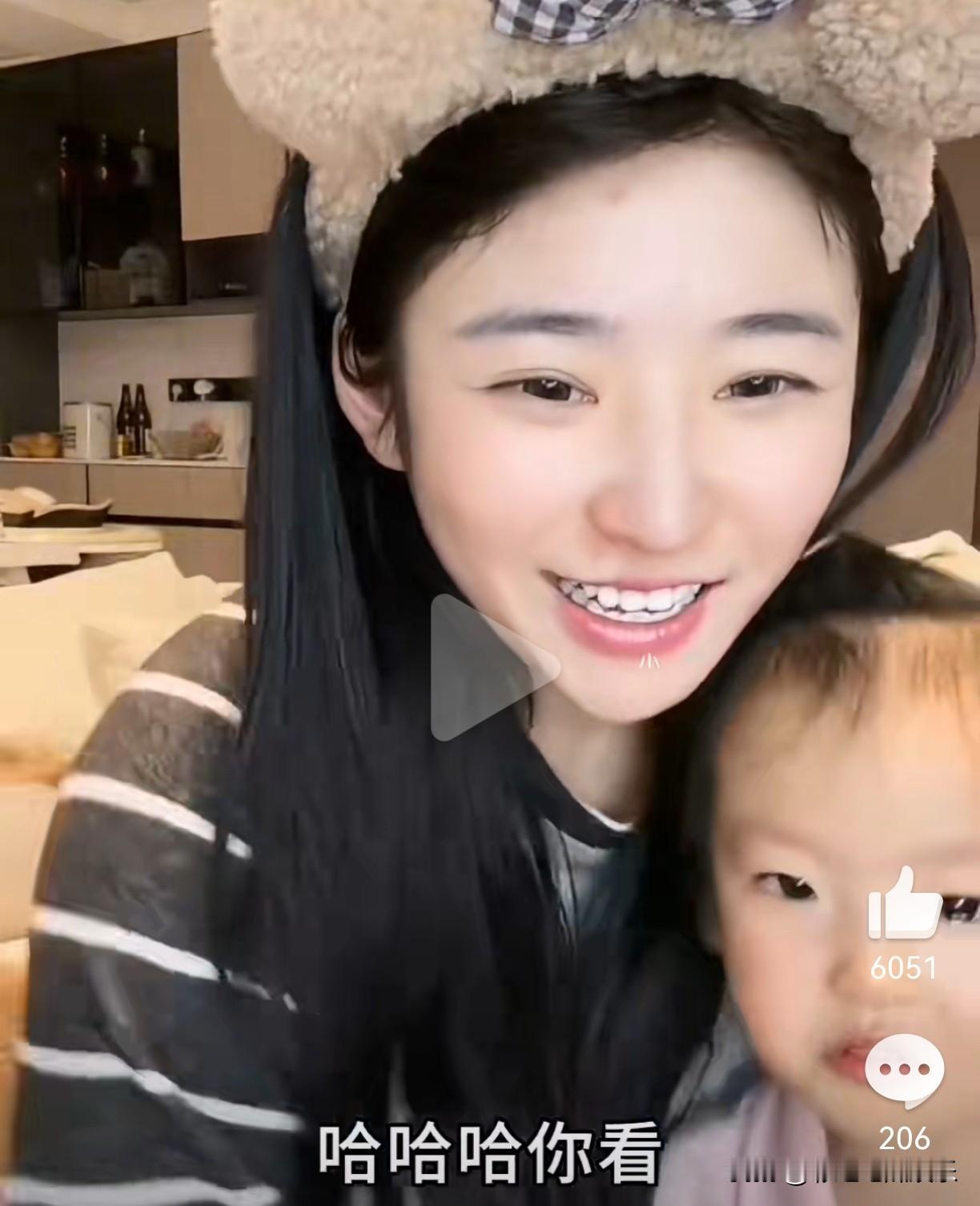 黄一鸣直播女儿哭着求抱抱，黄一鸣最近没热度了，让闪闪出马立刻上了热搜，她是懂得玩