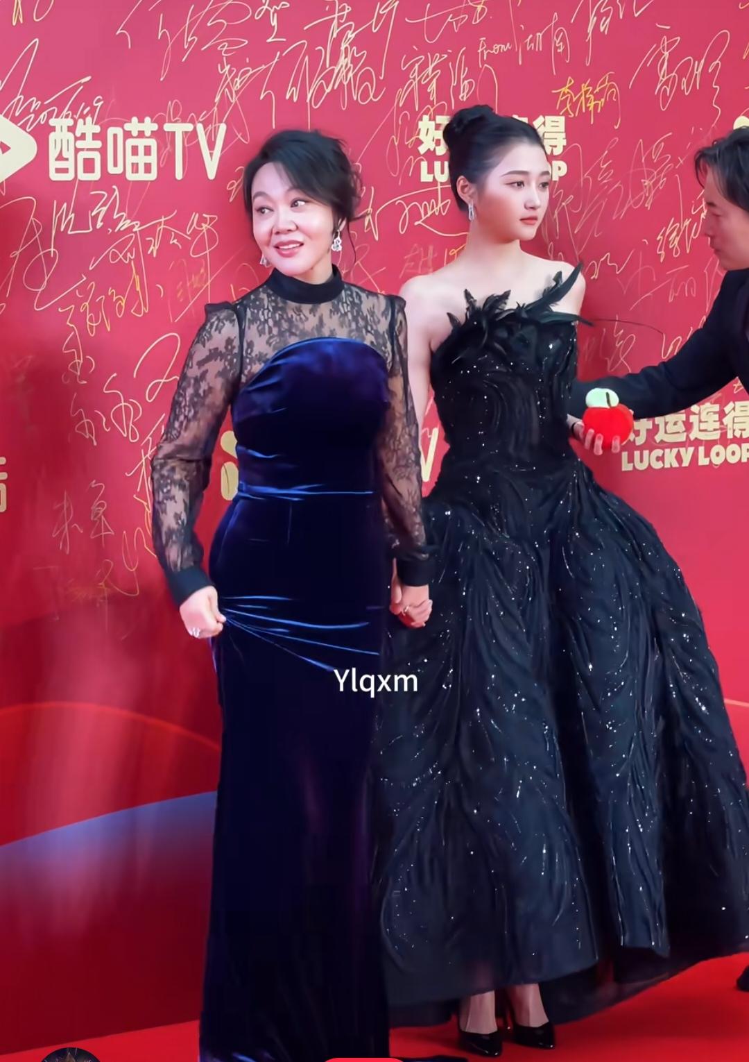 闫妮拉着小彤，就跟拉着自己的女儿一样自然！俩人多年前有过合作，当时还有张嘉益老