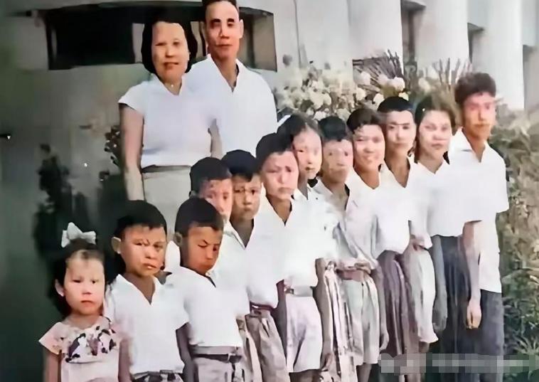 开国中将吴信泉娶了小12岁的娇妻俞惠如，一口气生了12个孩子，8男4女一个不落全