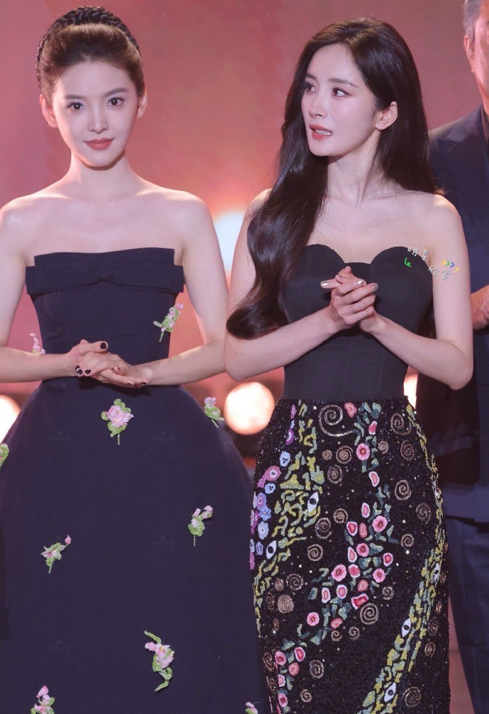章若楠站在杨幂旁边，真的没输颜值也是抗打的