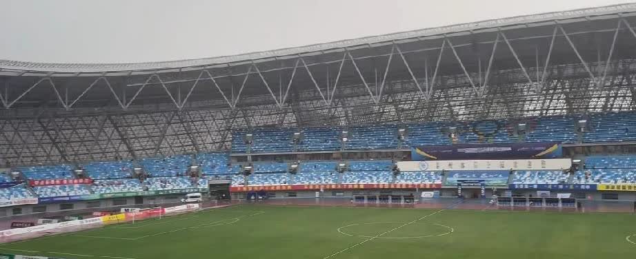 常州客场挑战泰州的比赛，泰州当地突降大雨，这对常州可是大不利的事情。在上次比镇江
