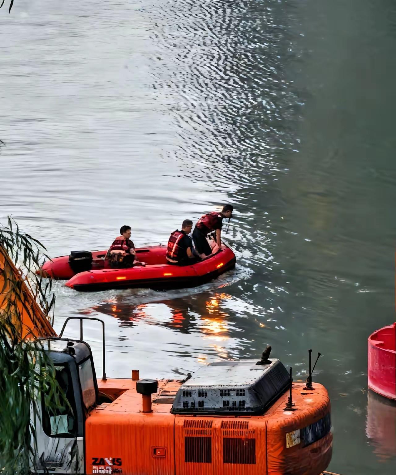 发生于2025年10月3日,陕西旬阳市吕河镇29岁的新郎周某某在婚礼当天因琐事情