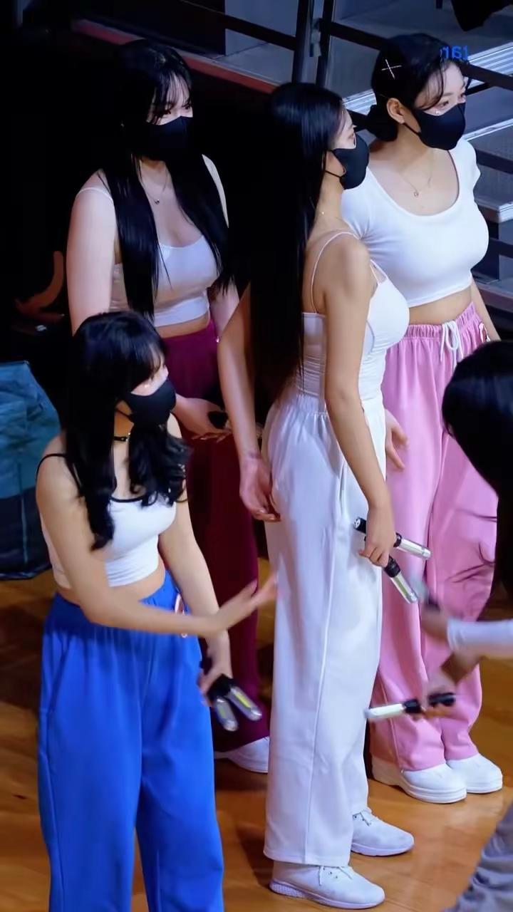 全是干货！看这位美女如何化解衣服太贴合！尴尬这个动作有点难拉拉队干货分享