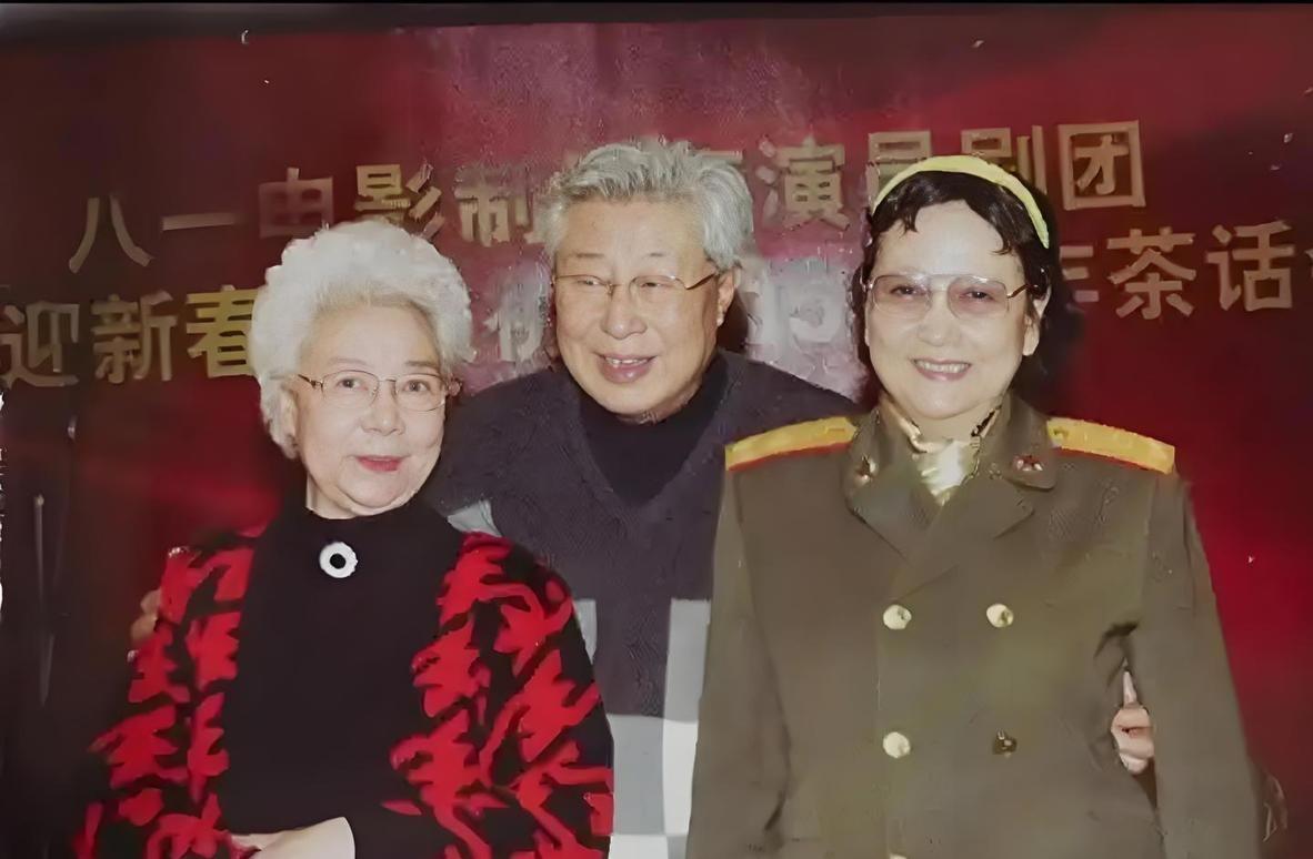 三位戴着眼镜的老艺术家同框：田华鲜衣盛装，满头银发，细眉飞扬，红唇如玉，瑰姿