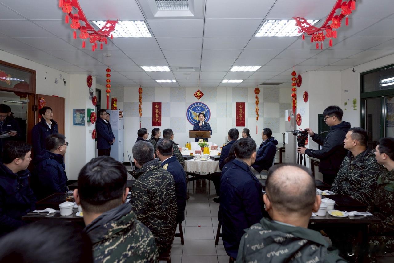 赖清德今天发文说：“农历新年前，我视察了位于海拔3020米的海军小雪山雷达站。我