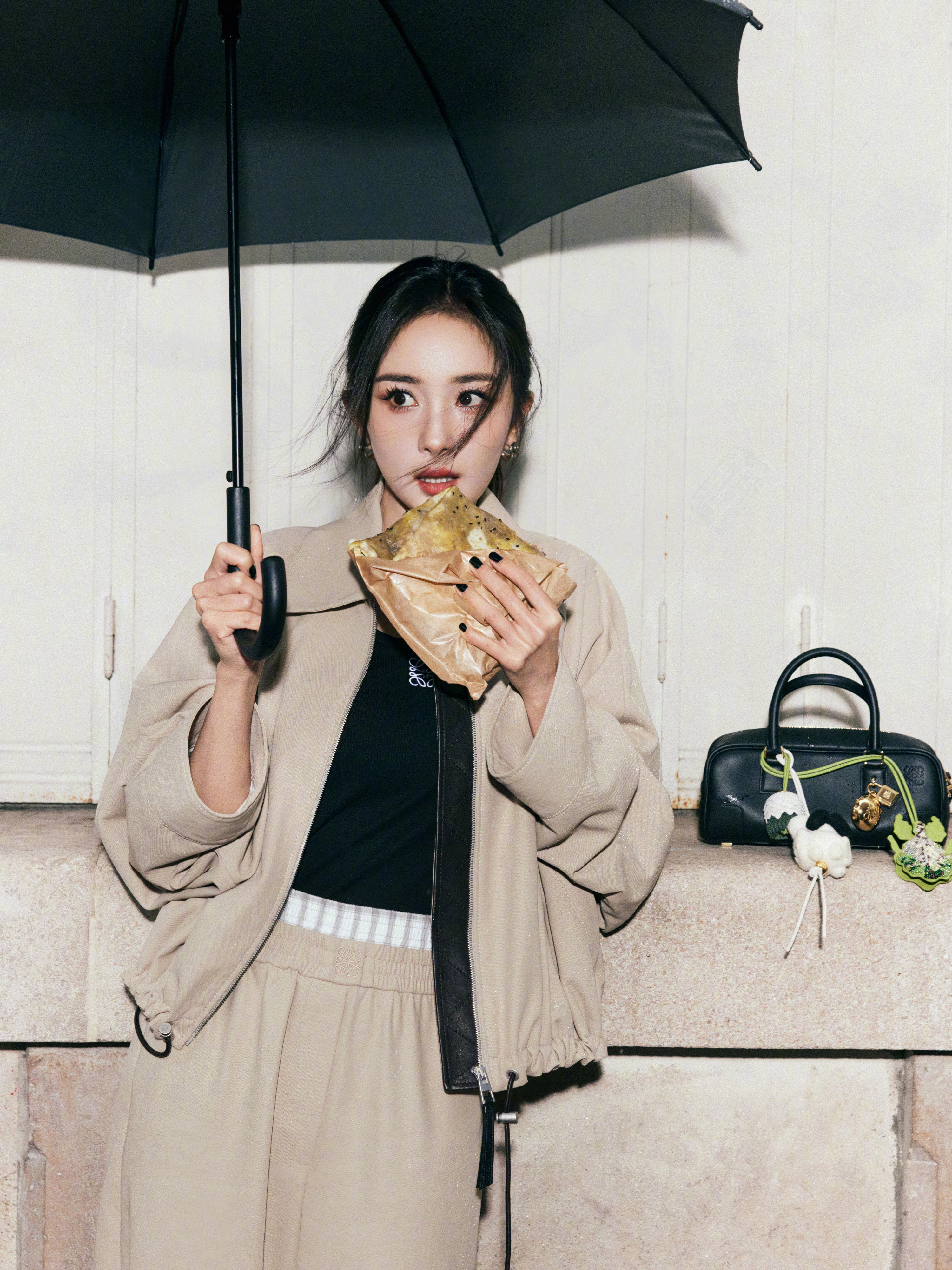 杨幂ym杨幂生万物细密的雨，轻盈地自天际缓缓降落，不惊尘世，不扰喧嚣葱