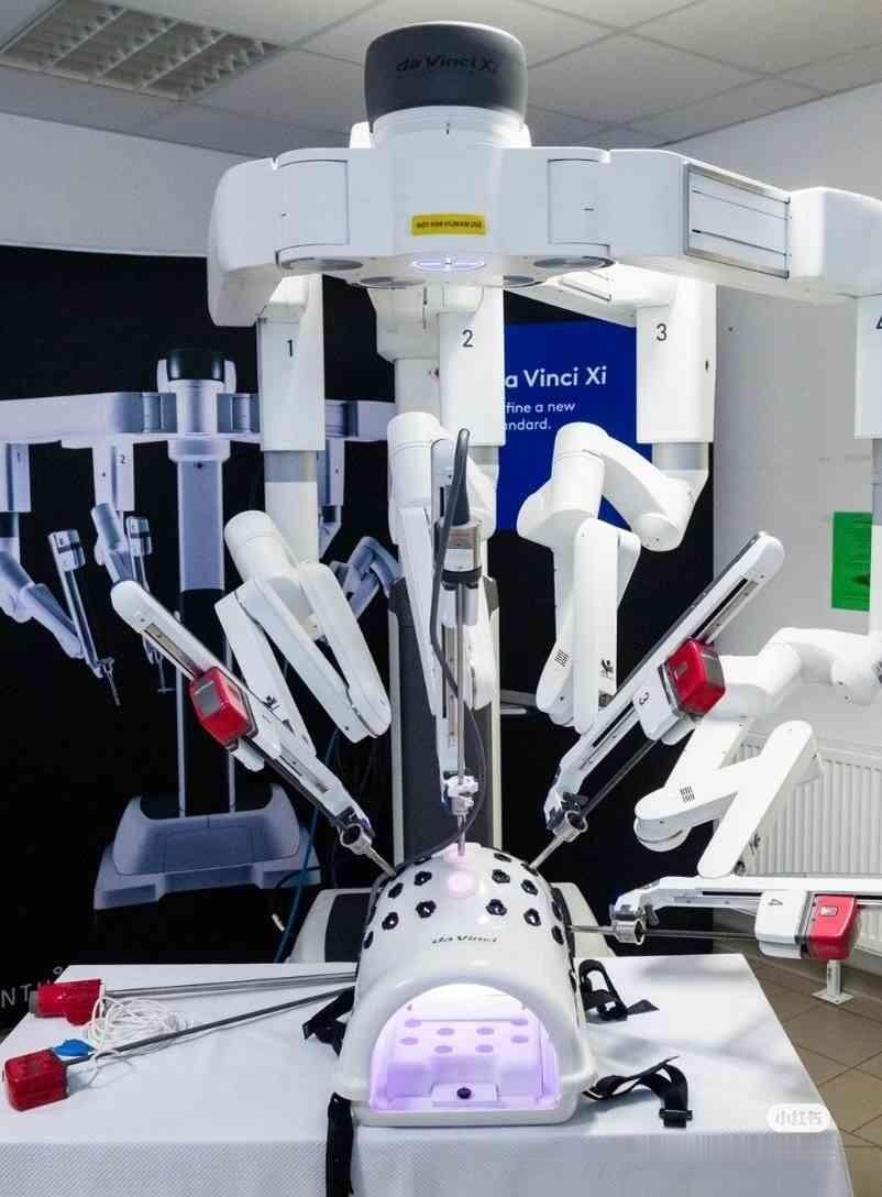 开机费就三四万，这钱花得我头皮发麻。达芬奇手术机器人，一台两千多万，开个机就得