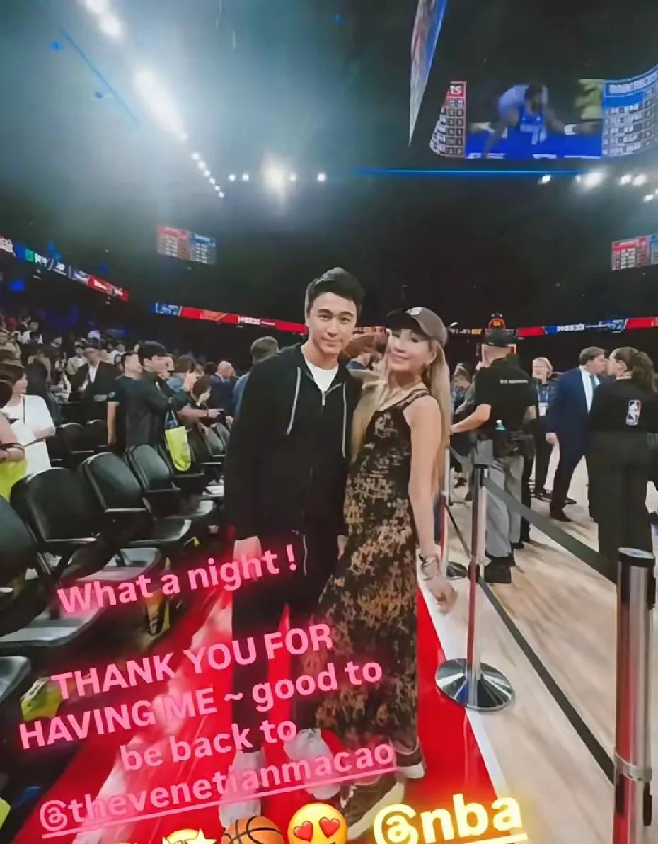 何猷君去澳门看NBA，穿搭真的让人觉得就是一个普通出身的男人，没有姐姐何超盈穿的