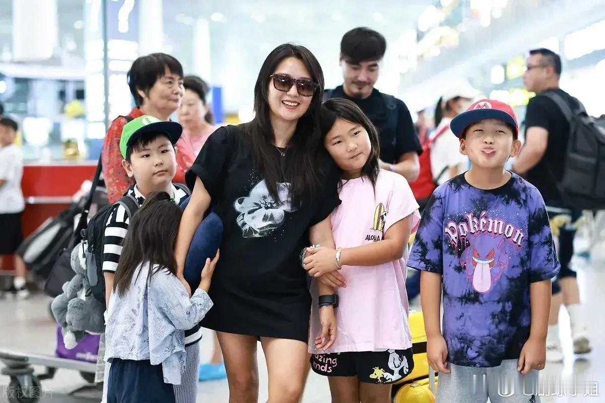 何洁告诉所有女孩子一个真相那就是只要不乱生孩子，一切都有救。周笔畅和李宇春