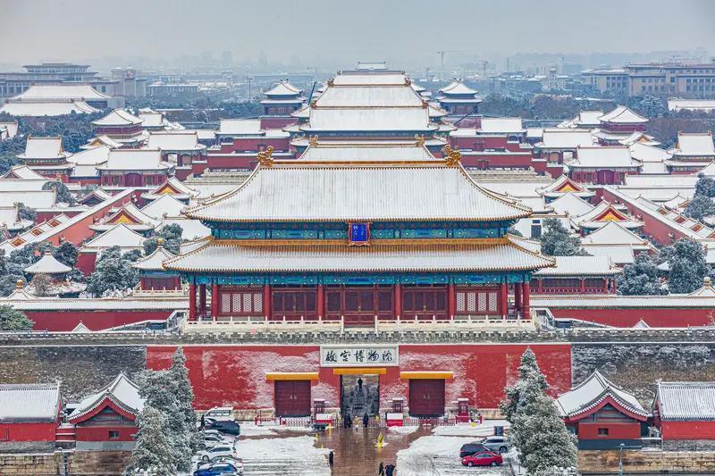 今天，故宫再次披上了雪白的外衣，吸引了无数游客驻足观赏。这不仅是北京初雪的标志，