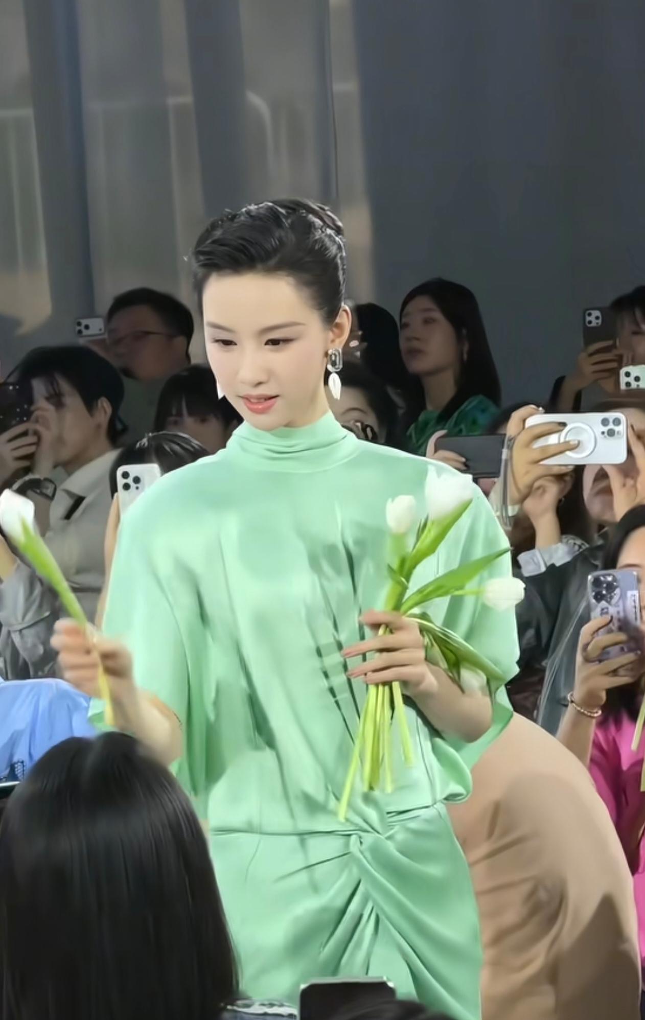 2026年4月18日，陈都灵出席彩棠新品发布会，真的是让人眼前一亮啊！