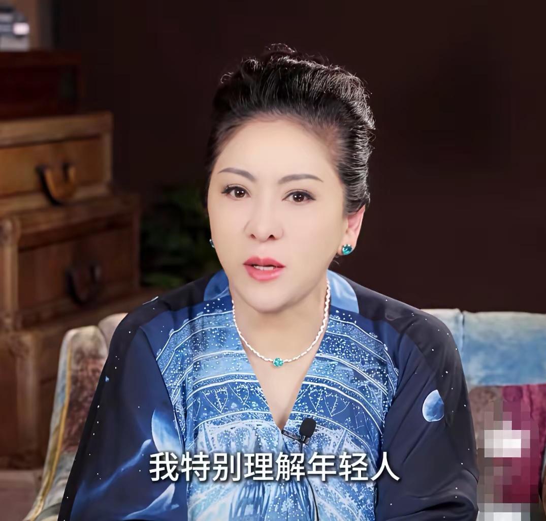 向太说她懂年轻人为啥要断亲，这话真说到人心坎里了。她自己就和妈妈疏离了。不