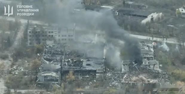 【前线|外媒：俄乌激战红军城】当地时间11月4日，俄罗斯和乌克兰军队在乌克兰东部