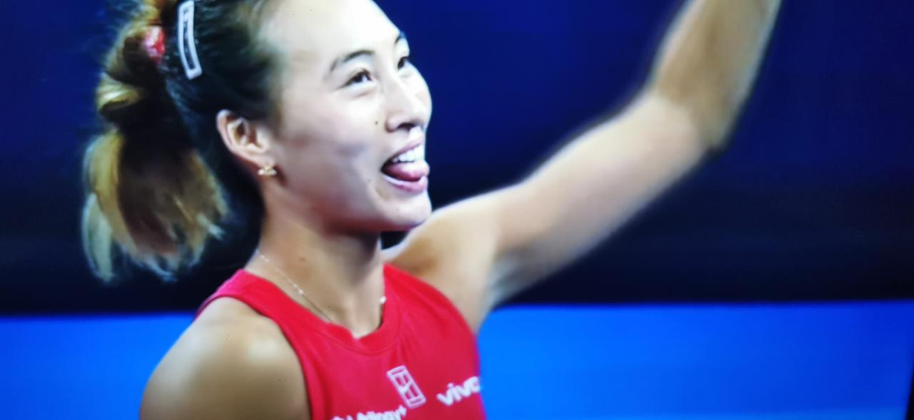 郑钦文—卡拉，OK！郑钦文第四轮对阵卡拉耶娃，从换了一双绿色鞋子以后，郑钦文跑