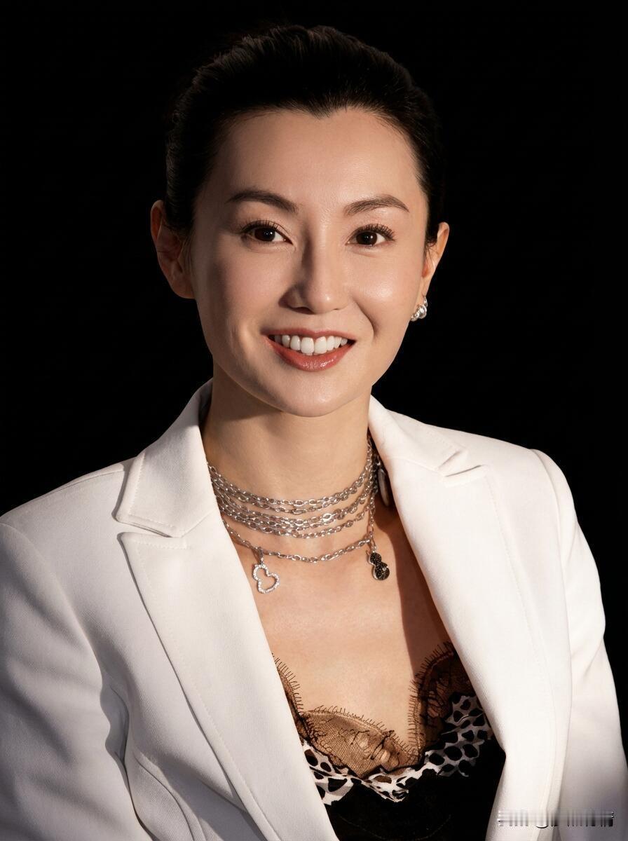 经济下行真的很严重！不信你看，连62岁张曼玉都要上综艺挣钱了？最绝的还得是芒果台