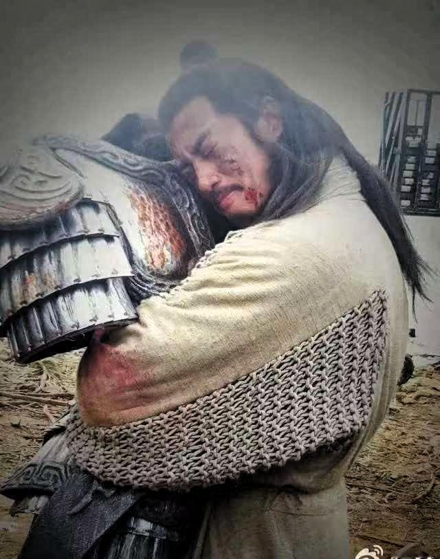 何润东当年拍完《楚汉传奇》的时候，在杀青现场搂着那套霸王铠甲久久不能撒开。这份对