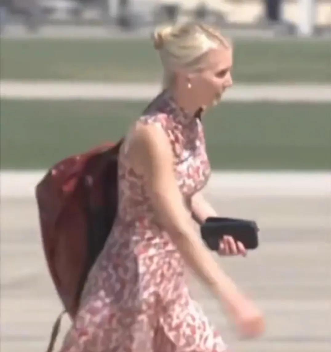 这位金发美女是专门为懂王打印文件的人，她背着移动式打印机、纸张、电脑，随时为懂王