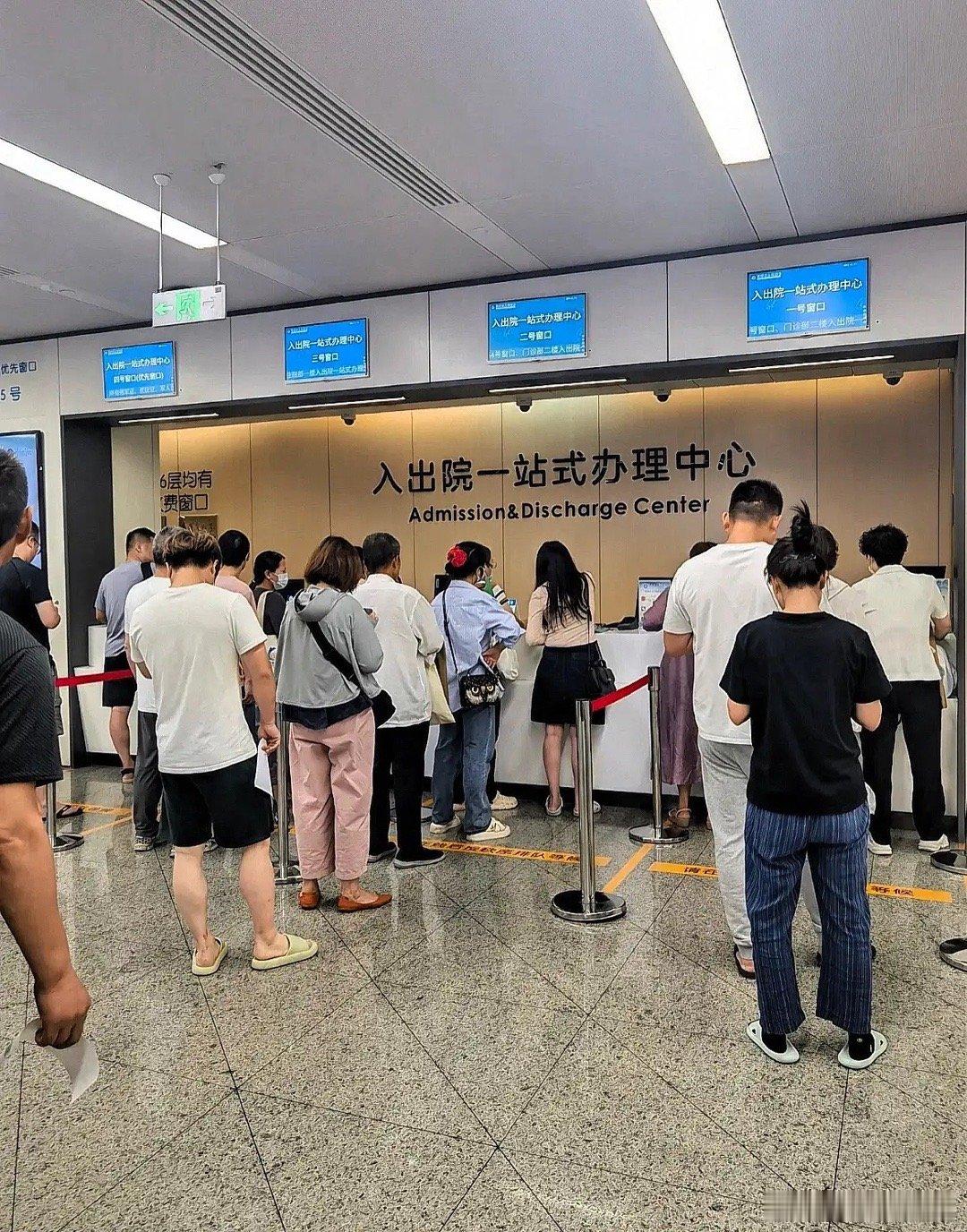 我同学爸爸今年58岁，上个月突然就浑身无力，走路腿都抬不起来，一开始以为累了，就