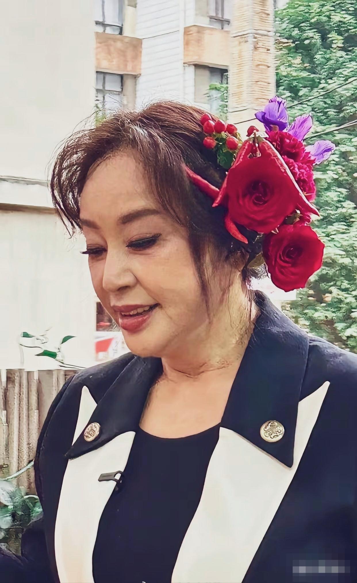 近距离看刘晓庆，浓妆艳抹头戴大红花。像个媒婆。